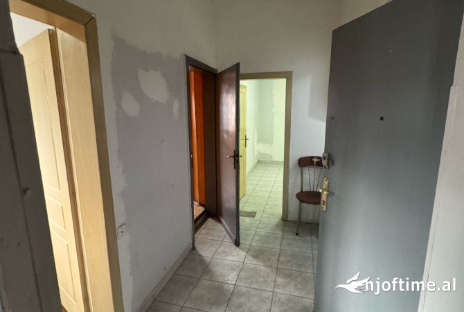Shtepi me qera Apartament ne Tirane, 3+1, Mobilimi Bosh, pa mobiluar, Pagesa 450  Euro.