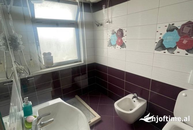 Shtepi me qera Apartament ne Tirane, 3+1, Mobilimi E mobiluar, Pagesa 1,200  Euro.