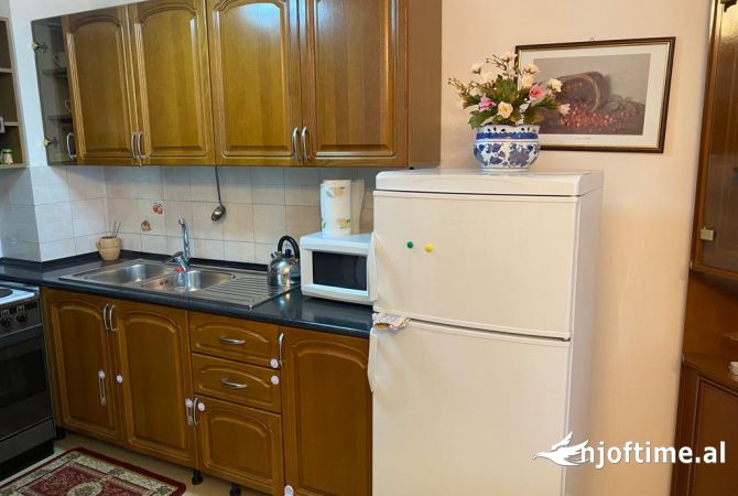 Shtepi me qera Apartament ne Tirane, 2+1, Mobilimi E mobiluar, Pagesa 800  Euro.