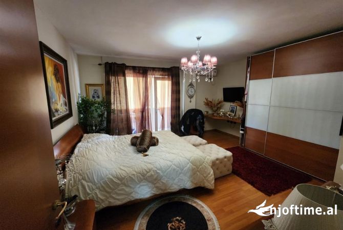 Shtepi ne shitje Apartament ne Tirane, 2+1, Mobilimi E mobiluar, Pagesa 288,000  Euro.