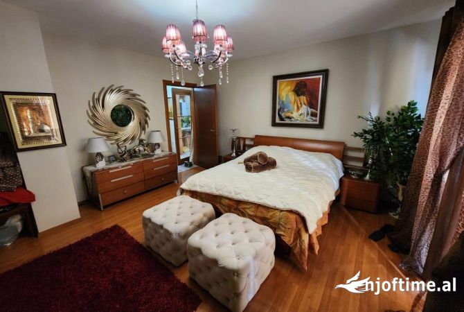 Shtepi ne shitje Apartament ne Tirane, 2+1, Mobilimi E mobiluar, Pagesa 288,000  Euro.