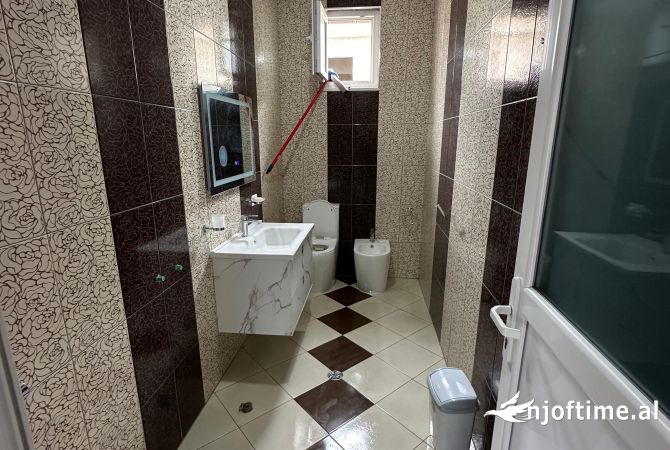 Shtepi me qera Apartament ne Tirane, 4+1, Mobilimi E mobiluar, Pagesa 2,000  Euro.