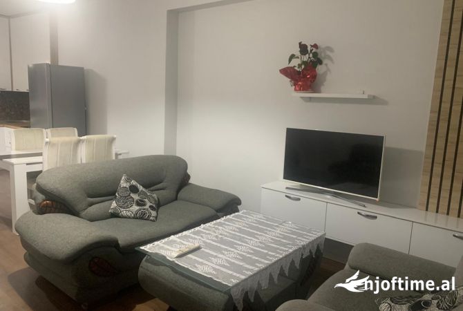 Shtepi me qera Apartament ne Tirane, 2+1, Mobilimi E mobiluar, Pagesa 40,000  Leke.