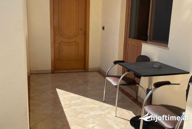 Shtepi me qera Apartament ne Tirane, 2+1, Mobilimi E mobiluar, Pagesa 700  Euro.