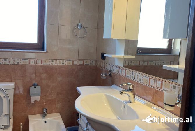 Shtepi me qera Apartament ne Tirane, 2+1, Mobilimi E mobiluar, Pagesa 700  Euro.