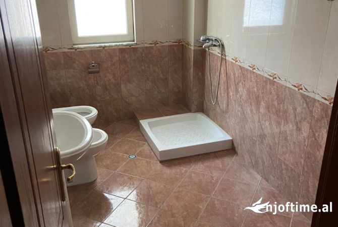 Shtepi me qera Apartament ne Tirane, 3+1, Mobilimi Bosh, pa mobiluar, Pagesa 800  Euro.