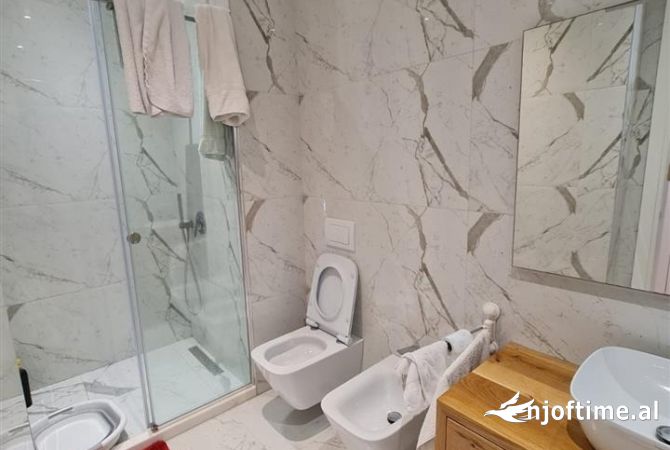 Shtepi ne shitje Apartament ne Tirane, 3+1, Mobilimi E mobiluar, Pagesa 430,000  Euro.