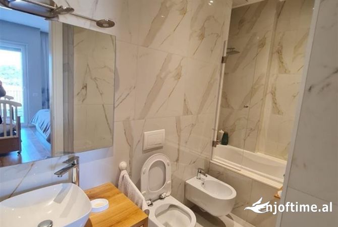 Shtepi ne shitje Apartament ne Tirane, 3+1, Mobilimi E mobiluar, Pagesa 430,000  Euro.