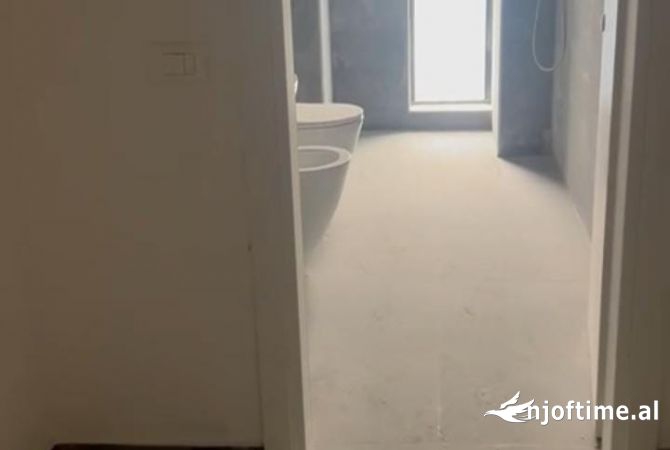 Shtepi me qera Apartament ne Tirane, 3+1, Mobilimi Bosh, pa mobiluar, Pagesa 850  Euro.