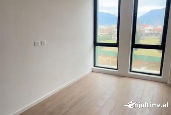 Shtepi me qera Apartament ne Tirane, 3+1, Mobilimi Bosh, pa mobiluar, Pagesa 850  Euro.