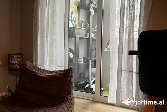 Shtepi me qera Apartament ne Tirane, 1+1, Mobilimi Pjeserisht e mobiluar, Pagesa 650  Euro.