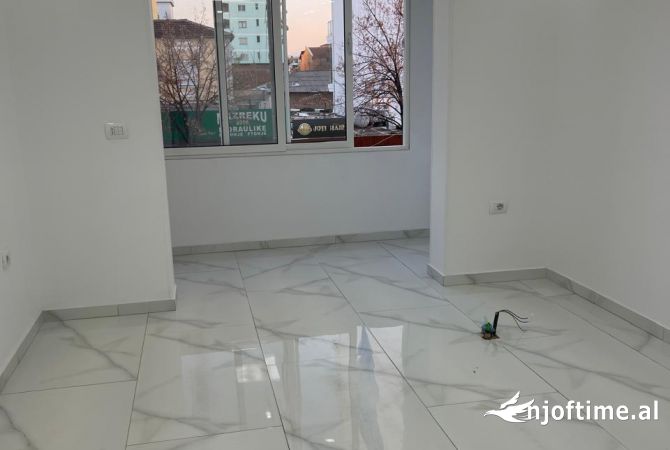 Shtepi ne shitje Apartament ne Tirane, 1+1, Mobilimi Bosh, pa mobiluar, Pagesa 145,000  Euro.