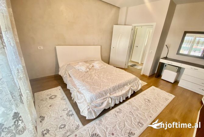 Shtepi me qera Vila Luksoze ne Tirane, 7+1, Mobilimi E mobiluar, Pagesa 4,500  Euro.