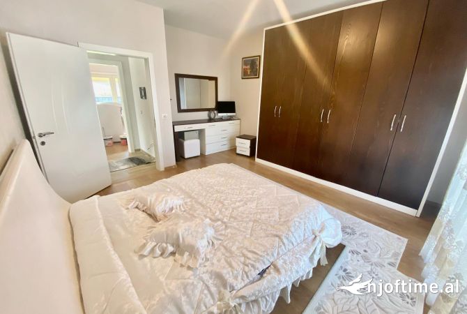 Shtepi me qera Vila Luksoze ne Tirane, 7+1, Mobilimi E mobiluar, Pagesa 4,500  Euro.