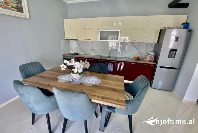 Shtepi me qera Vila Luksoze ne Tirane, 7+1, Mobilimi E mobiluar, Pagesa 4,500  Euro.