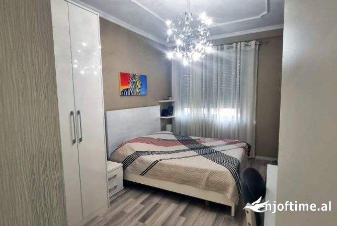 Shtepi ne shitje Apartament ne Tirane, 2+1, Mobilimi E mobiluar, Pagesa 180,000  Euro.