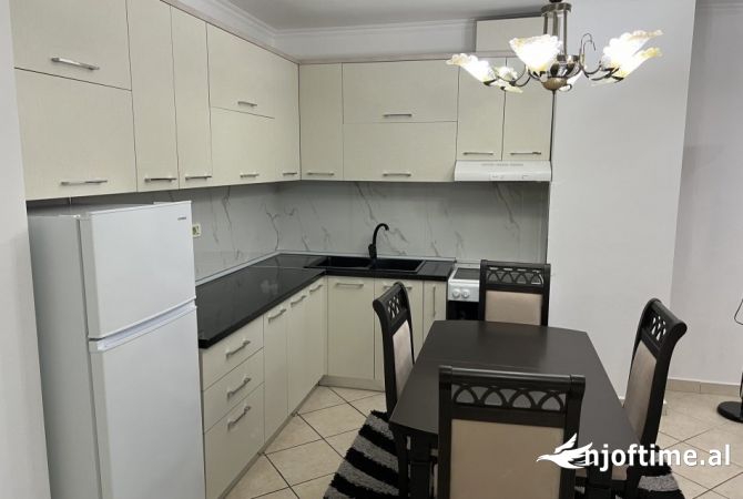 Shtepi me qera Apartament ne Tirane, 2+1, Mobilimi E mobiluar, Pagesa 680  Euro.