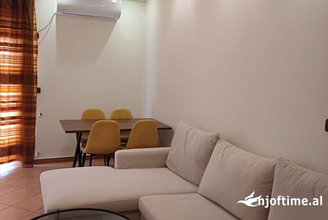 Shtepi me qera Apartament ne Tirane, 2+1, Mobilimi E mobiluar, Pagesa 50,000  Leke.