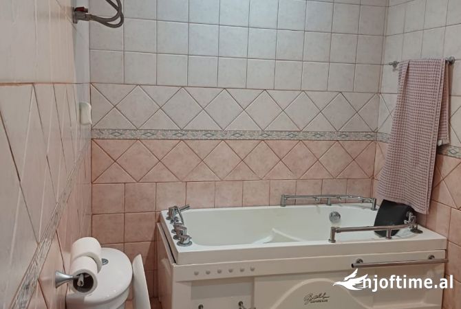 Shtepi me qera Apartament ne Tirane, 2+1, Mobilimi E mobiluar, Pagesa 50,000  Leke.