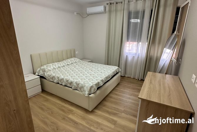 Shtepi me qera Apartament ne Tirane, 2+1, Mobilimi E mobiluar, Pagesa 800  Euro.