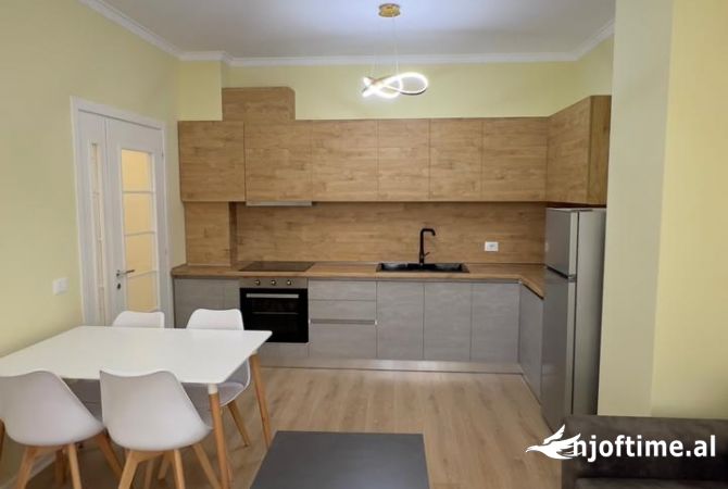 Shtepi me qera Apartament ne Tirane, 2+1, Mobilimi E mobiluar, Pagesa 500  Euro.