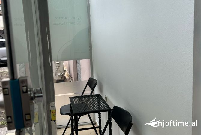 Jepet me qira ambjent per biznes tek Rr. Hoxha Tahsim/35,000 ALL