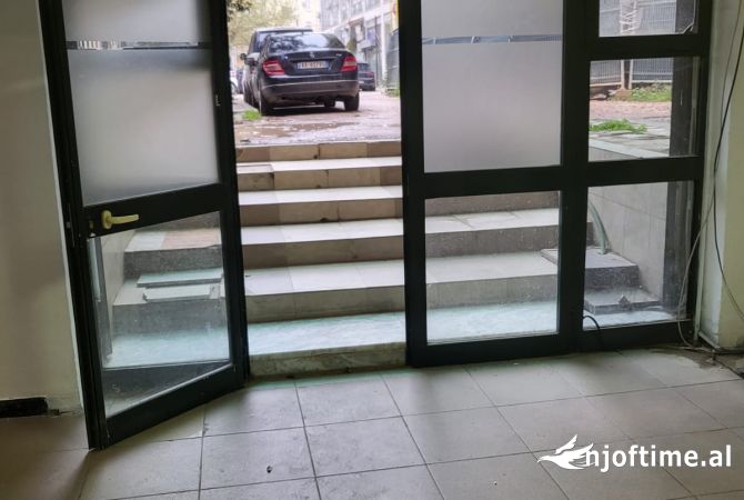 Ambient biznesi me qera 1+1 ne Tirane - 450 Leke