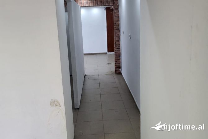 Ambient biznesi me qera 1+1 ne Tirane - 450 Leke