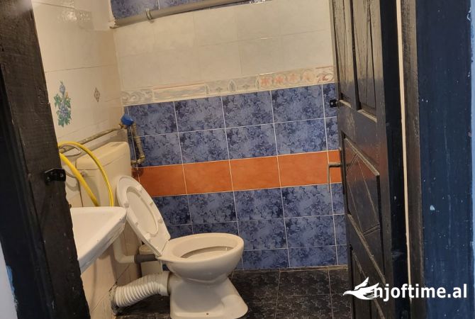 Jepet dyqan me qera tek Komuna e Parisit/ 450 euro