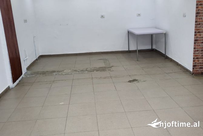 Jepet dyqan me qera tek Komuna e Parisit/ 450 euro