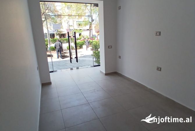Ambient biznesi me qera 2+1 ne Tirane - 1,500 Euro