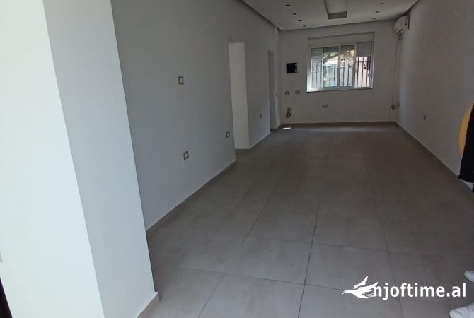 Ambiente Commerciale in Affitto 2+1 a Tirana - 1,500 Euro