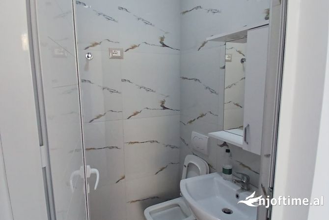 Ambiente Commerciale in Affitto 2+1 a Tirana - 1,500 Euro