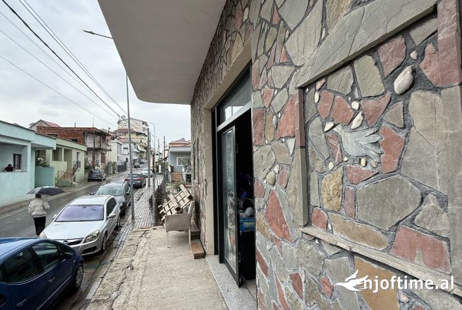 Jepet ambient me qera ne Institut/ 1200 euro