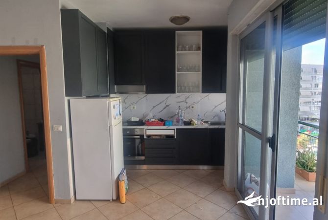 Shtepi ne shitje Apartament ne Tirane, 2+1, Mobilimi Bosh, pa mobiluar, Pagesa 208,000  Euro.
