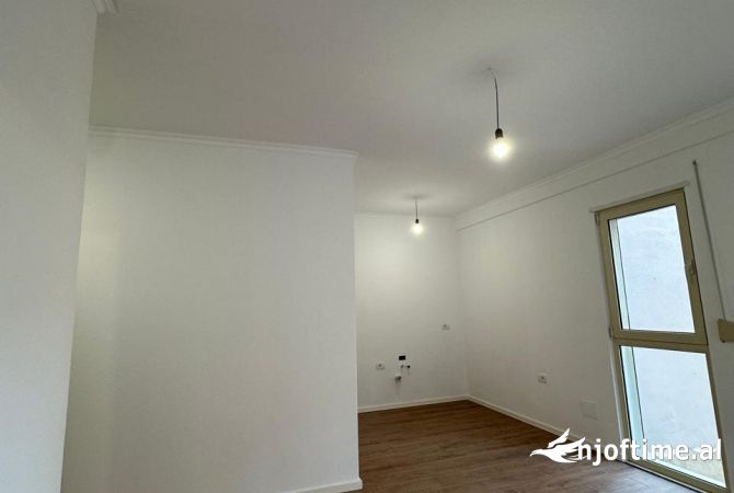 Shtepi ne shitje Apartament ne Tirane, 1+1, Mobilimi Bosh, pa mobiluar, Pagesa 120,000  Euro.