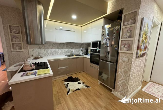 Shtepi me qera Apartament ne Tirane, 2+1, Mobilimi E mobiluar, Pagesa 800  Euro.