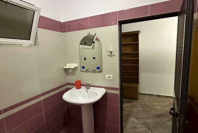 Shtepi me qera Apartament ne Tirane, 2+1, Mobilimi E mobiluar, Pagesa 400  Euro.