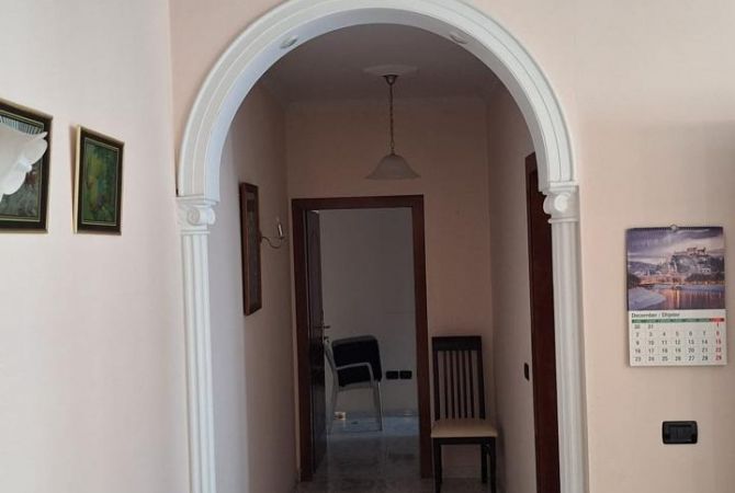Shtepi ne shitje Apartament ne Tirane, 2+1, Mobilimi E mobiluar, Pagesa 196,000  Euro.