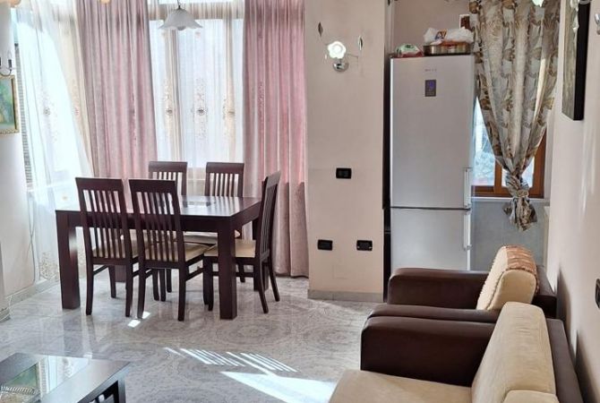 Shtepi ne shitje Apartament ne Tirane, 2+1, Mobilimi E mobiluar, Pagesa 196,000  Euro.