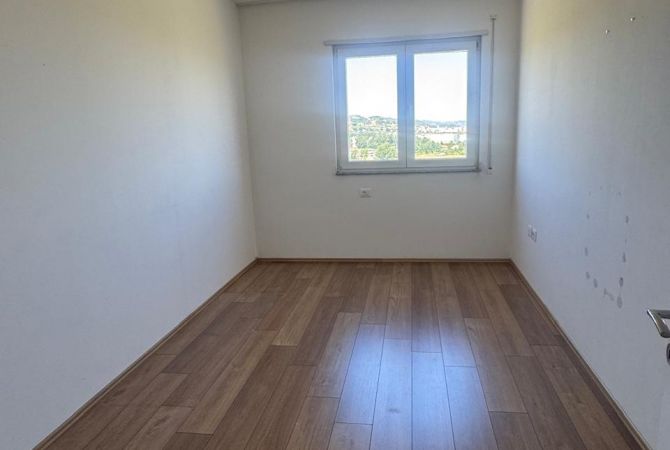 Shtepi ne shitje Apartament ne Tirane, 3+1, Mobilimi Pjeserisht e mobiluar, Pagesa 166,000  Euro.