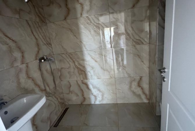 Shtepi ne shitje Apartament ne Tirane, 3+1, Mobilimi Pjeserisht e mobiluar, Pagesa 166,000  Euro.