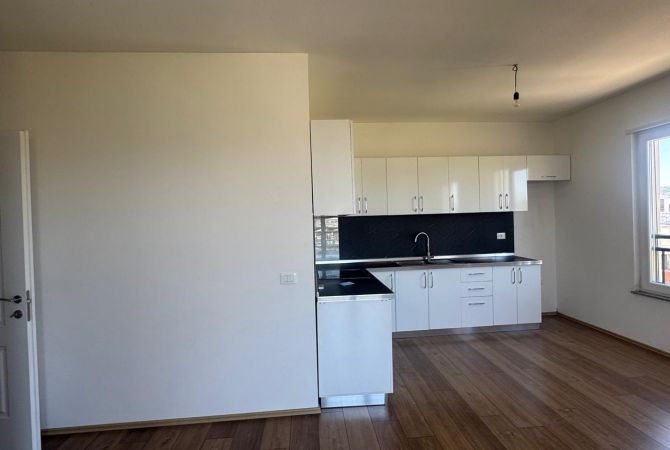 Shtepi ne shitje Apartament ne Tirane, 3+1, Mobilimi Pjeserisht e mobiluar, Pagesa 166,000  Euro.