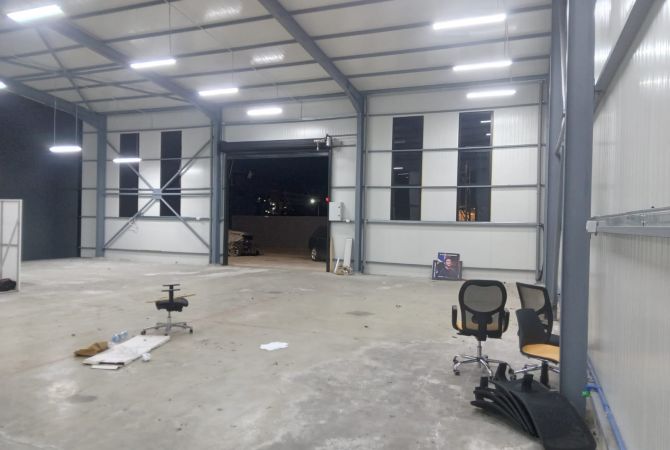 Jepet me qera Kapanon prane QTU ( Buze rruges Kryesore )/ 2000 euro