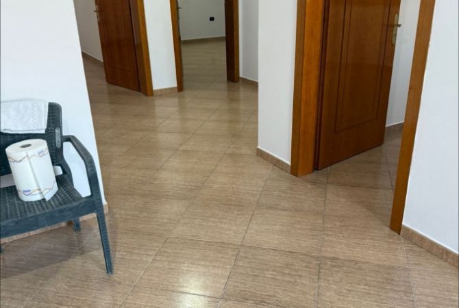 Shtepi me qera Apartament ne Tirane, 2+1, Mobilimi Pjeserisht e mobiluar, Pagesa 450  Euro.