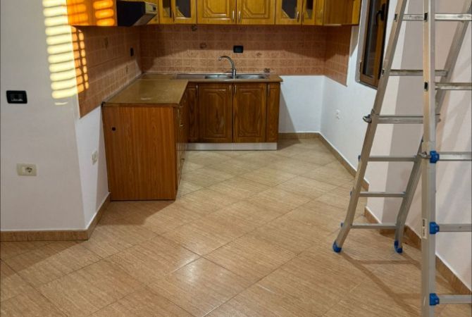 Shtepi me qera Apartament ne Tirane, 2+1, Mobilimi Pjeserisht e mobiluar, Pagesa 450  Euro.