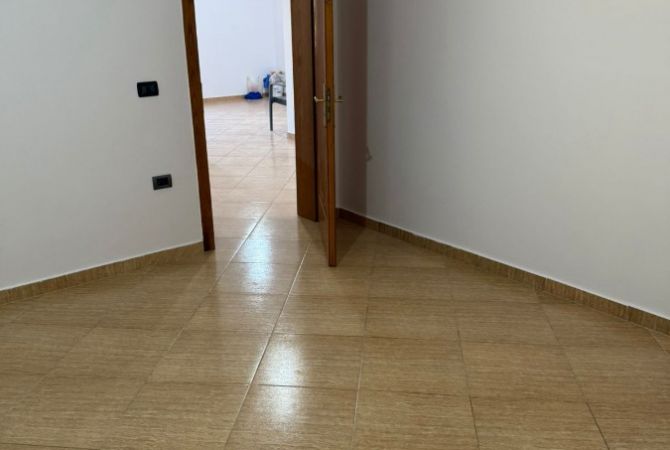 Shtepi me qera Apartament ne Tirane, 2+1, Mobilimi Pjeserisht e mobiluar, Pagesa 450  Euro.