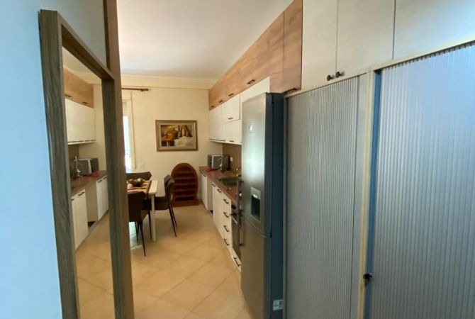 Shtepi me qera Apartament ne Tirane, 3+1, Mobilimi E mobiluar, Pagesa 800  Euro.