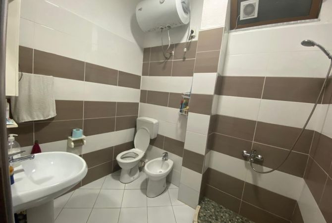 Shtepi me qera Apartament ne Tirane, 3+1, Mobilimi E mobiluar, Pagesa 50,000  Leke.