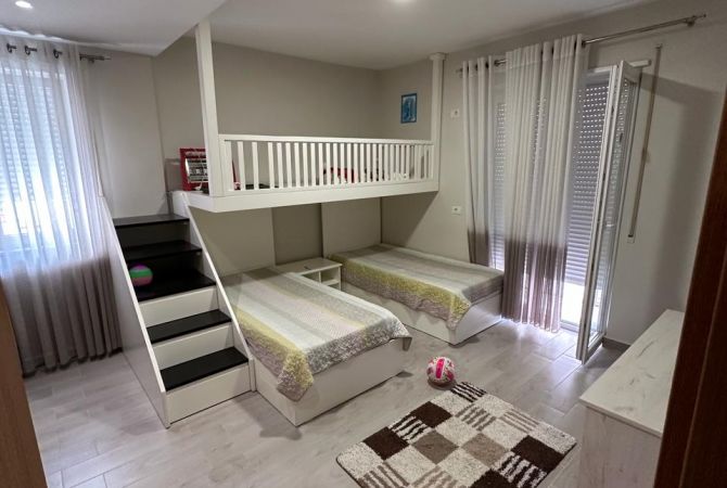 Shtepi me qera Apartament ne Tirane, 2+1, Mobilimi E mobiluar, Pagesa 50,000  Leke.